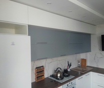 Угловая кухня столешница из массива