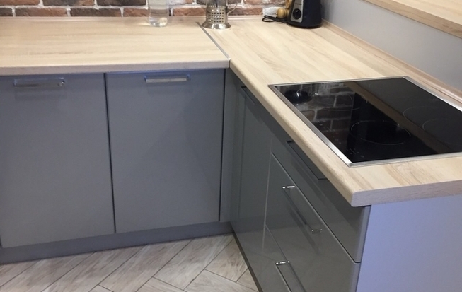 Кухня с барной стойкой и варочной панелью