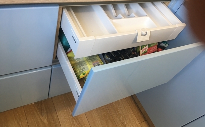 П образная кухня в голубом цвете