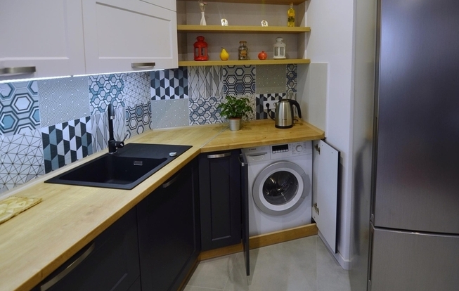 Кухня с барной стойкой между кухней и гостиной