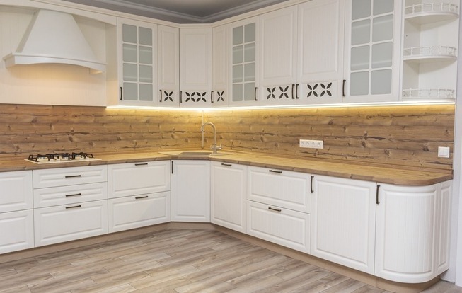 Дизайн кухни 20 кв. метров в белом цвете из массива дерева