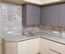 Угловая кухня светлая МДФ + пластик