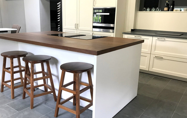 Кухня 15 кв. метров в белом цвете с островом