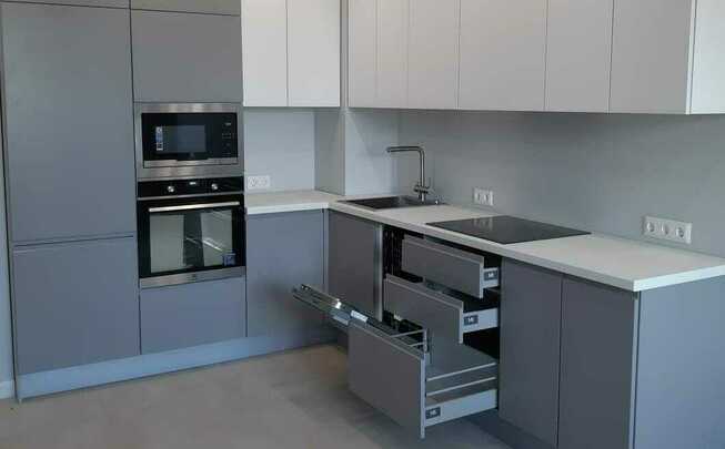 Угловая кухня серого цвета фурнитура Blum