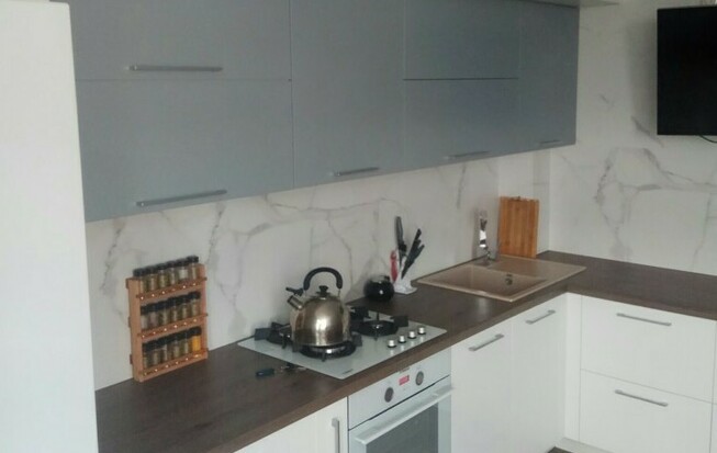 Угловая кухня столешница из массива