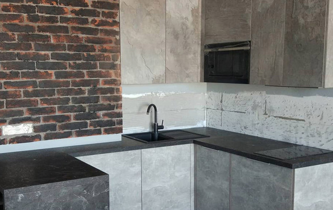 Кухонная зона 5 кв. метров в студии серого цвета