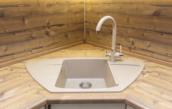 Дизайн кухни 20 кв. метров в белом цвете из массива дерева