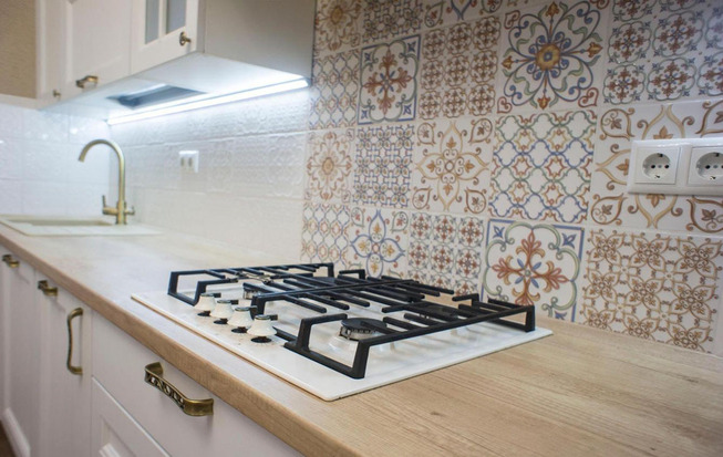 Кухня 8 кв. метров белого цвета в классическом стиле