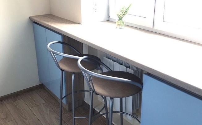 П образная кухня в голубом цвете