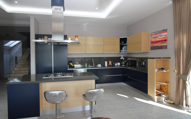 Кухня 15 кв. метров с островом по середине