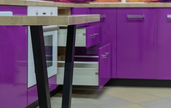 Кухня ПВХ фиолетового цвета угловой формы