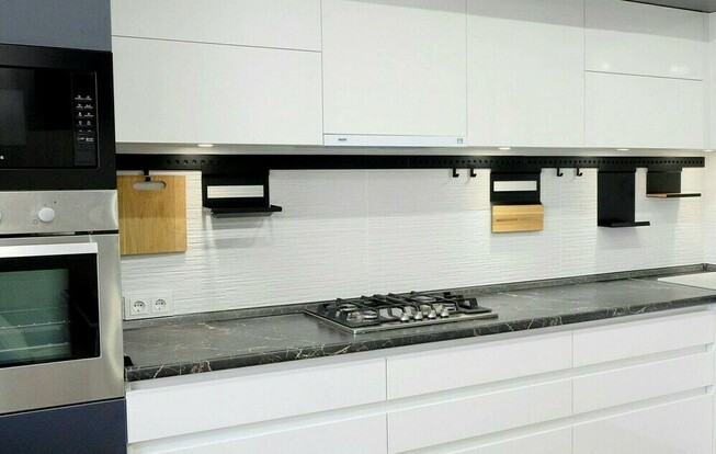 Современная кухня с белыми фасадами угловой формы