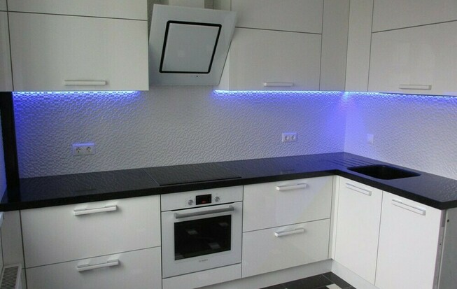 Современная кухня с подсветкой рабочей зоны