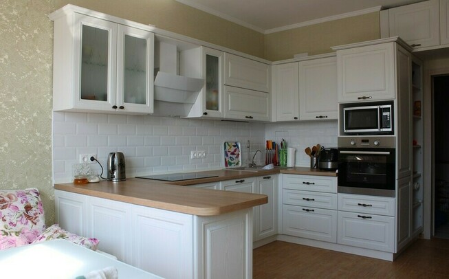 П образная кухня в белом цвете