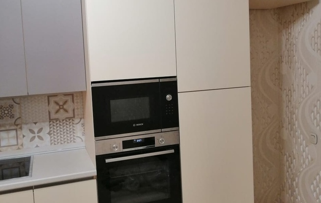 Угловая кухня светлая МДФ + пластик