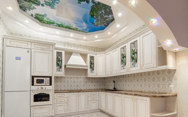 Дизайн кухни 20 кв. метров с росписью на потолке