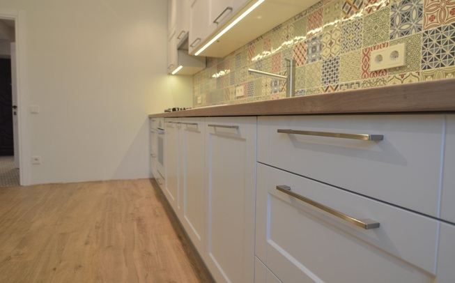 Прямая кухня в современном стиле со встроенной плитой