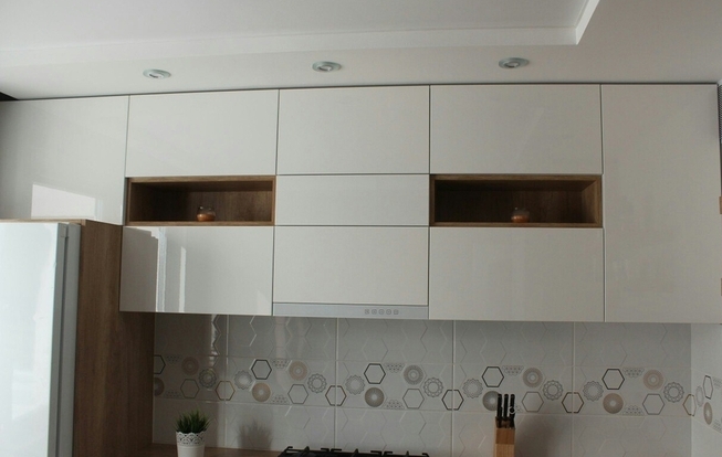 Маленькая кухня в белом цвете 