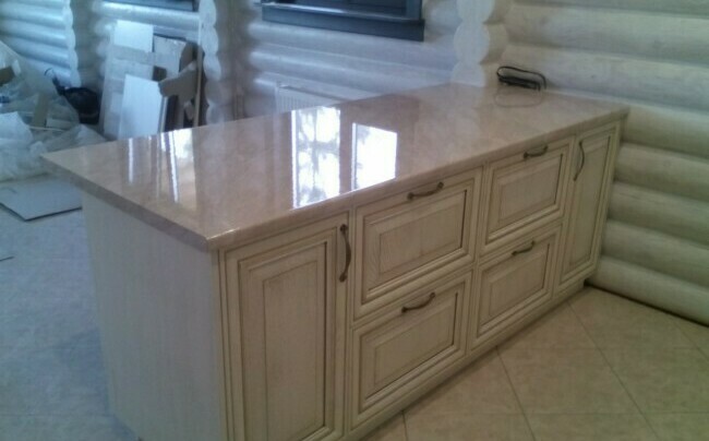 Встроенная кухня из массива в классическом стиле