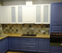 Угловая кухня сине-белого цвета