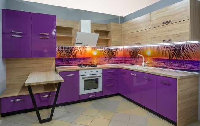 Кухня ПВХ фиолетового цвета угловой формы