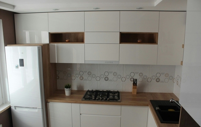 Маленькая кухня в белом цвете 