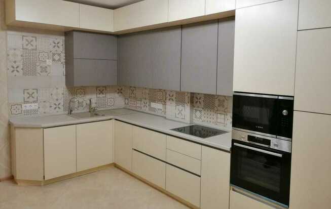 Угловая кухня светлая МДФ + пластик