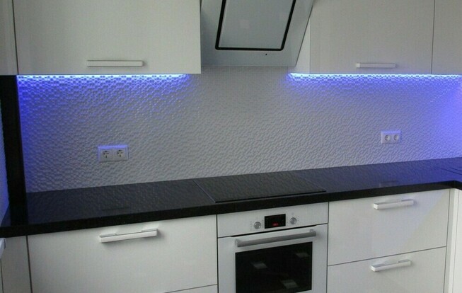 Современная кухня с подсветкой рабочей зоны