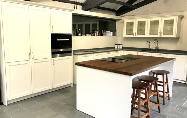 Кухня 15 кв. метров в белом цвете с островом