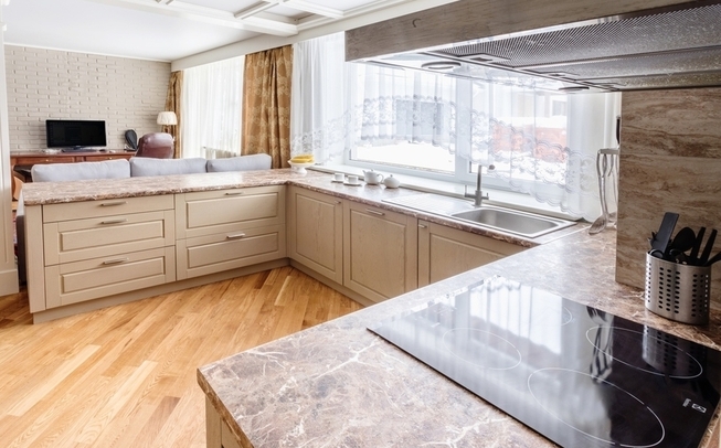 П образная кухня совмещенная с гостиной