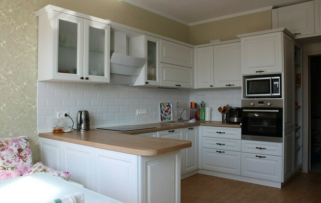 Дизайн бело кухни совмещенной с гостиной