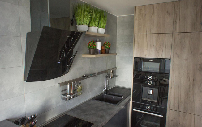 Кухня 8 кв. метров серого цвета с барной стойкой