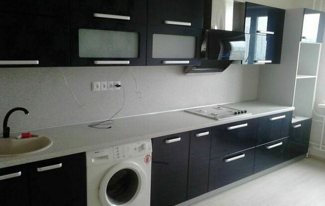 Прямая кухня черного цвета