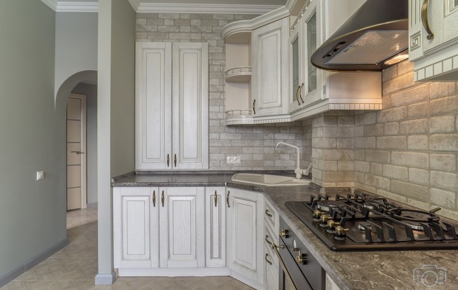 Белая кухня в классическом стиле 