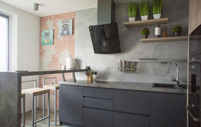 Кухня 8 кв. метров серого цвета с барной стойкой