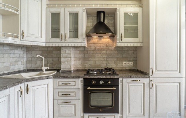 Белая кухня в классическом стиле 