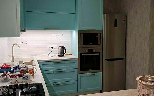 Кухня МДФ голубого цвета с барной стойкой