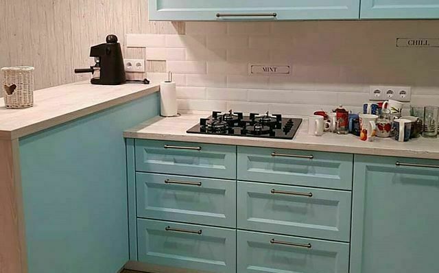 Кухня МДФ голубого цвета с барной стойкой