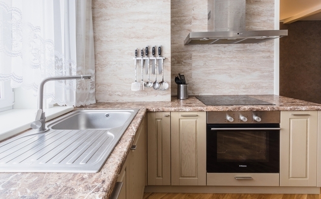 П образная кухня совмещенная с гостиной