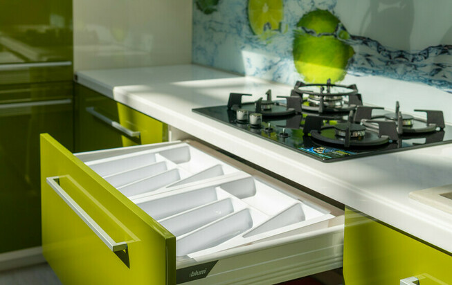 Кухня в пленке ПВХ оливкового цвета