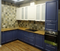 Угловая кухня сине-белого цвета