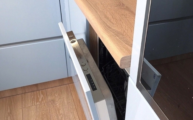 П образная кухня в голубом цвете