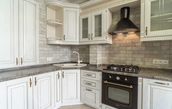 Белая кухня в классическом стиле 