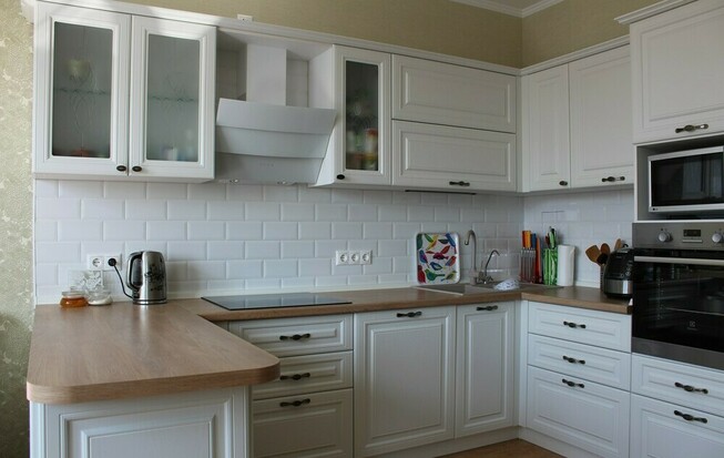 Дизайн бело кухни совмещенной с гостиной