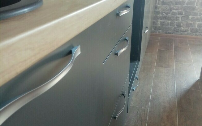 Прямая кухня в сером цвете и барной стойкой