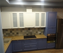 Угловая кухня сине-белого цвета