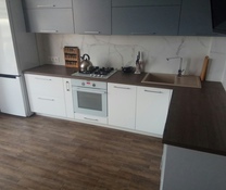 Угловая кухня столешница из массива