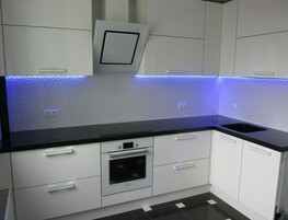 Современные кухни с подсветкой