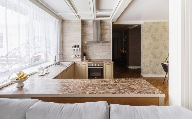 П образная кухня совмещенная с гостиной