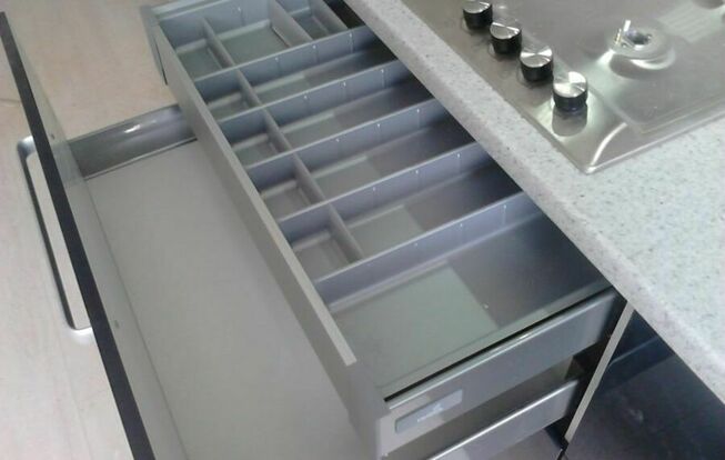 Прямая кухня черного цвета